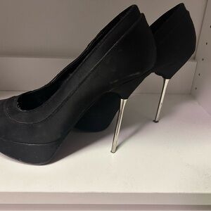 Black closed toe shoe with skinny heel size 8